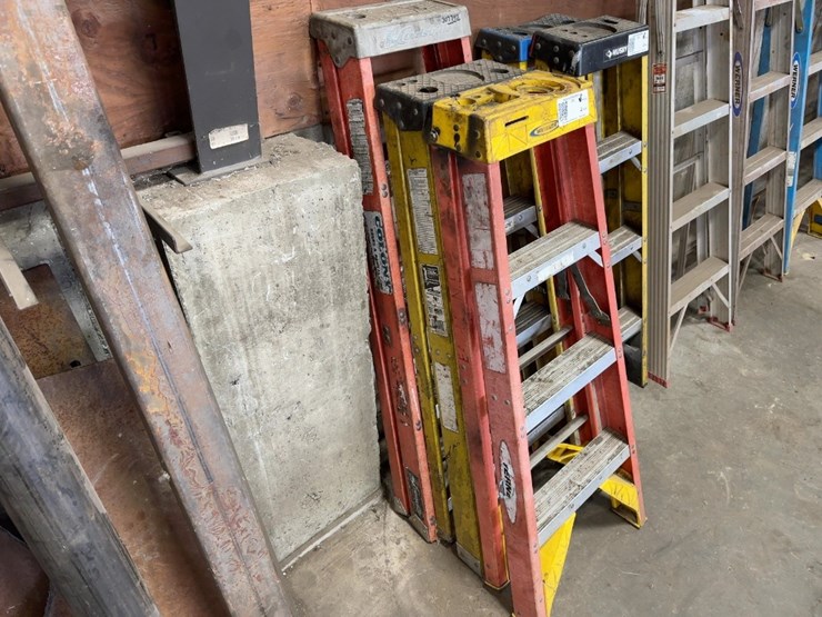 (3)-4'-fiberglass-step-ladders-image-2