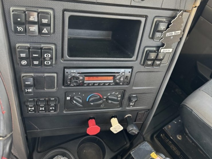 #4660-•-2013-cat-day-cab-truck-image-9