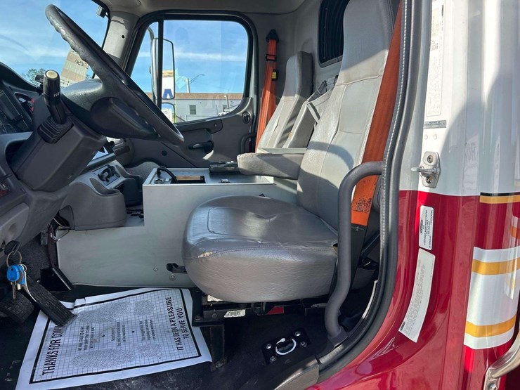 2014-freightliner-m2-106-image-14