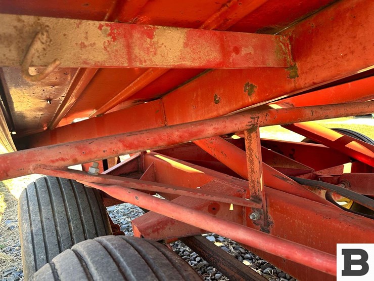 new-holland-1032-image-33