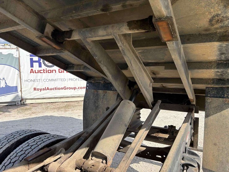 2012-freightliner-m2-106-image-38