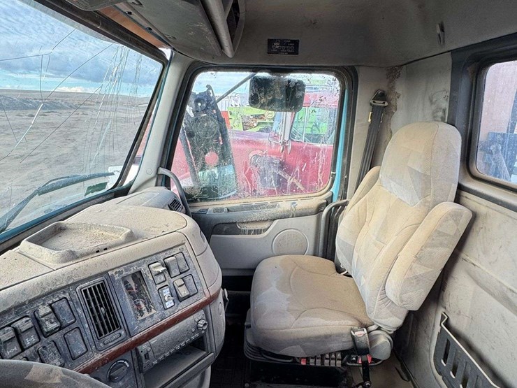 2009-volvo-tractor-truck---caution---kennewick,-wa-image-23