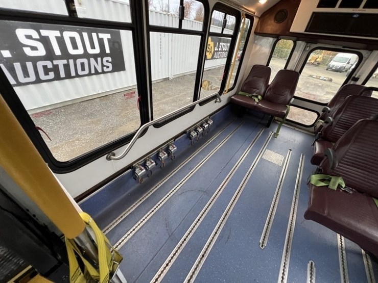 2016-chevrolet-express-paratransit-bus-image-20