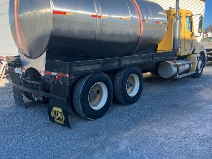 2005-freightliner-liquid-nurse-truck-(pz14146,-unit-27975)-image-5