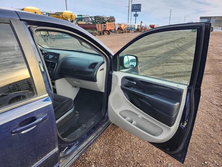 2015-dodge-grand-caravan-se-image-39