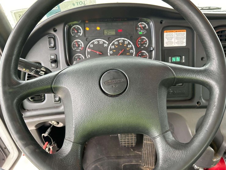 2015-freightliner-m2-106-image-11