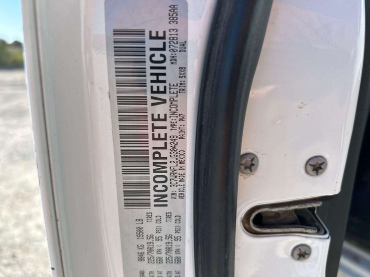 2018-dodge-ram-5500-4x4-crew-cab-flatbed-service-truck-image-5