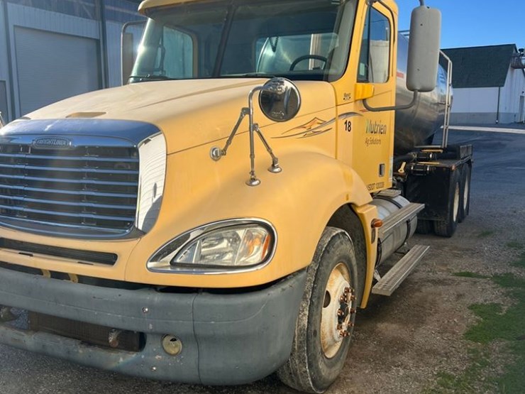 2005-freightliner-liquid-nurse-truck-(pz14146,-unit-27975)-image-2