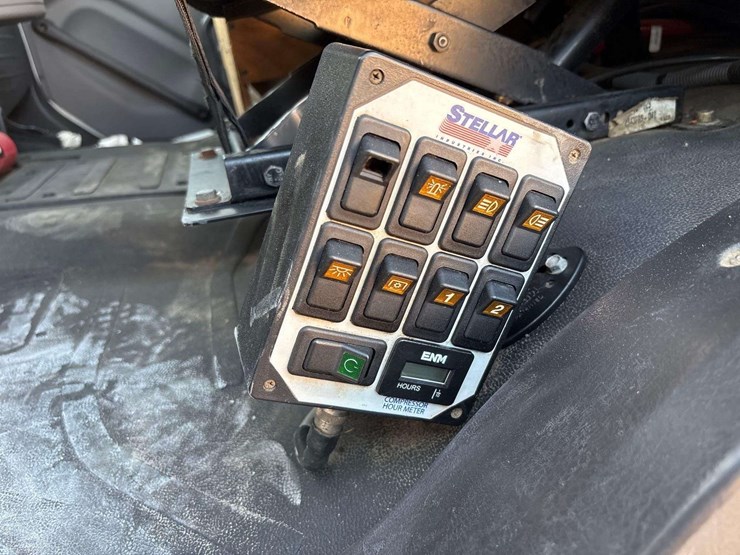 2013-freightliner-m2-106-image-49