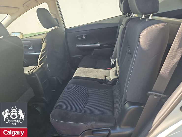 2015-toyota-prius-v-hybrid-4dr-wagon-image-12