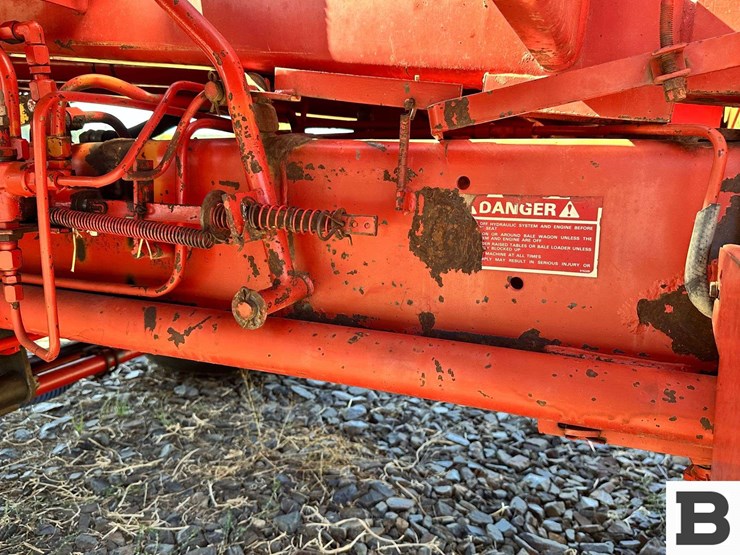 new-holland-1068-image-23