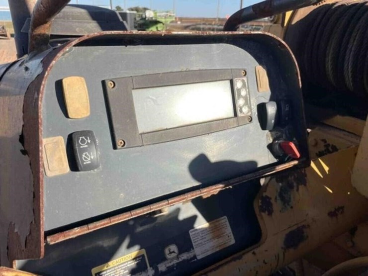 2008-deere-700j-image-23