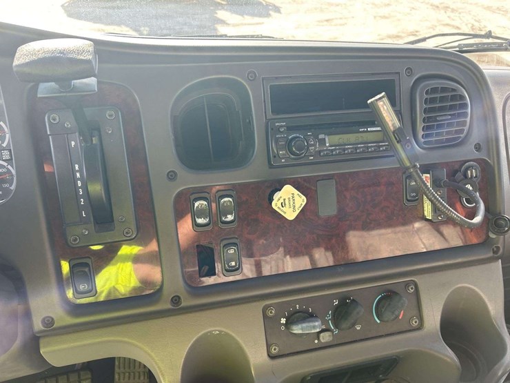 2014-freightliner-m2-106-image-15