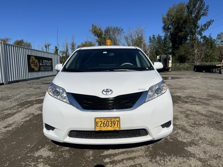 2014-toyota-sienna-le-image-8