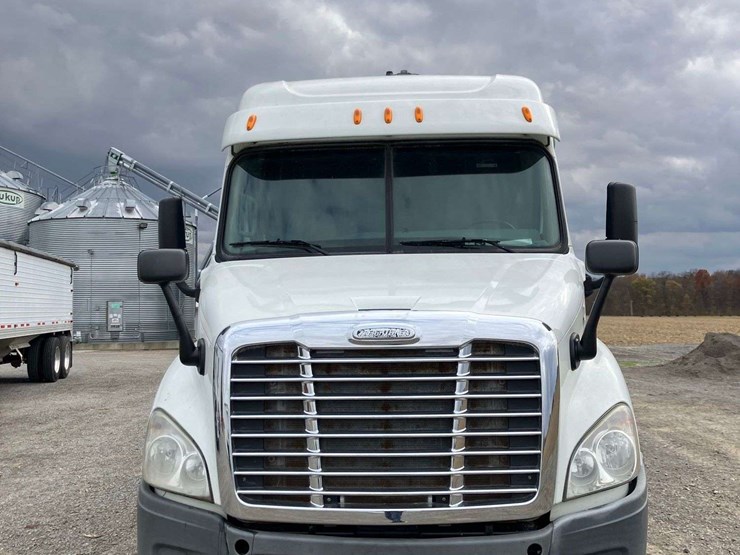 2013-freightliner-cascadia-image-10