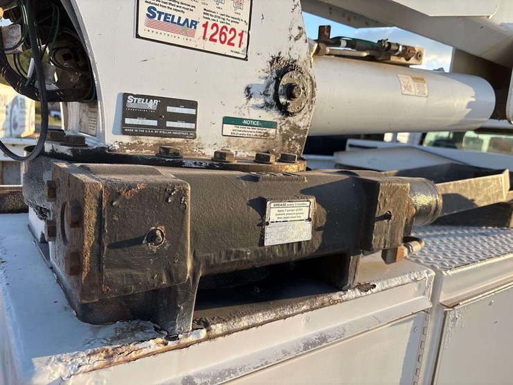 2013-freightliner-m2-106-image-17