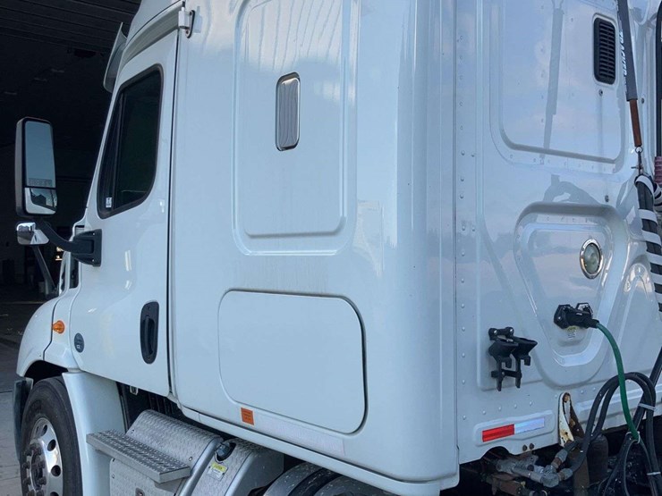 2013-freightliner-cascadia-image-5