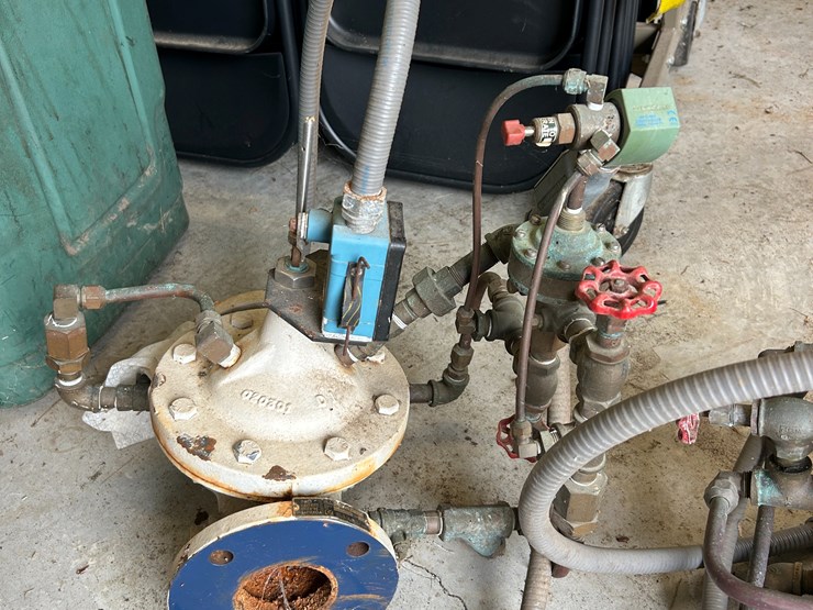 #30449-•-lot-of-(2)-control-valves-image-4