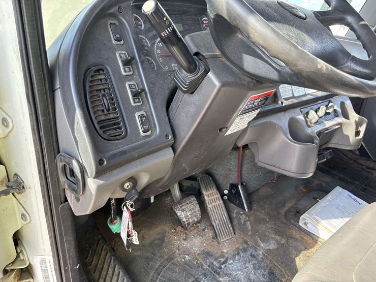 2012-freightliner-m2-106-image-55