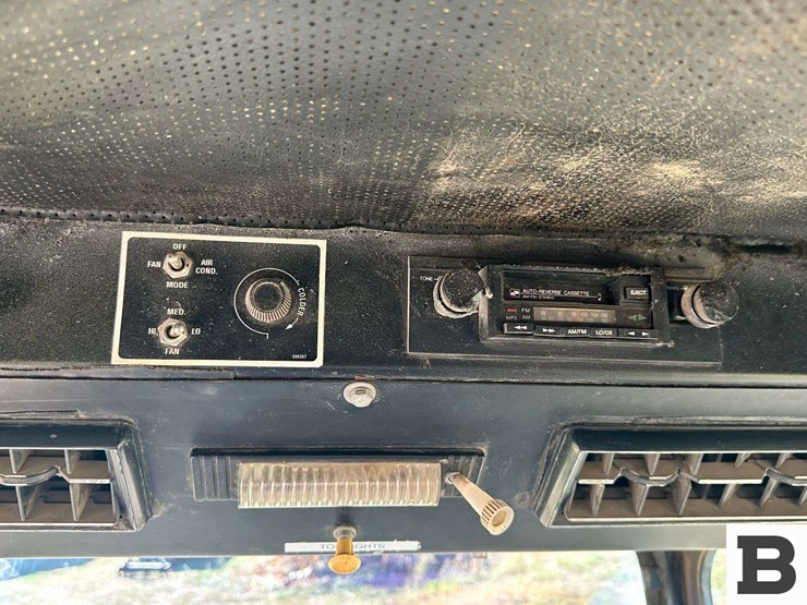 new-holland-1068-image-62