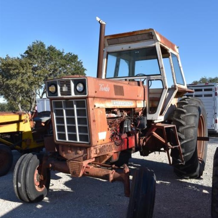 IH 1066 TRACTOR (TERP) (TERP, SALVAGE ONLY) (TOGGLE SWITCH) (SERIAL # 26101