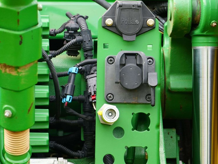 2012-john-deere-8235r-image-28