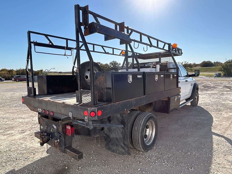 2018-dodge-ram-5500-4x4-crew-cab-flatbed-service-truck-image-4