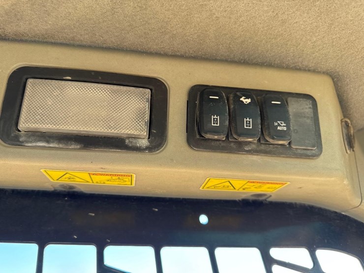 2023-caterpillar-259d3-image-32