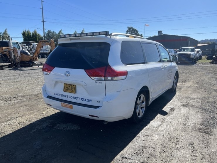 2014-toyota-sienna-le-image-4