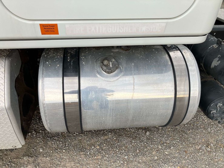 2013-freightliner-cascadia-image-21