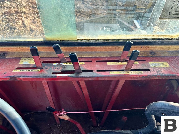 1972-new-holland-1048-image-54