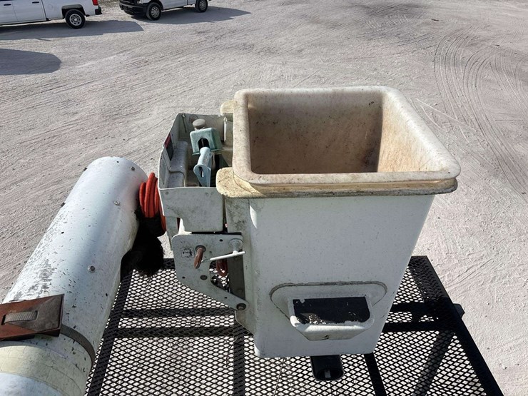 2012-freightliner-m2-106-image-25