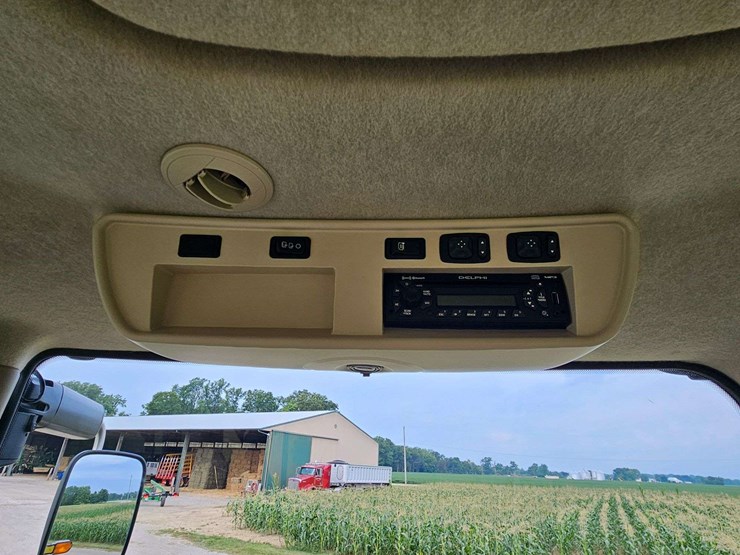 2012-john-deere-8235r-image-10