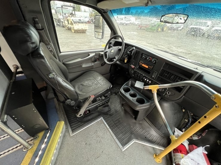 2015-chevrolet-express-paratransit-bus-image-20