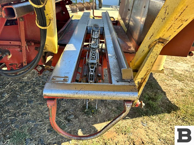 new-holland-1068-image-49