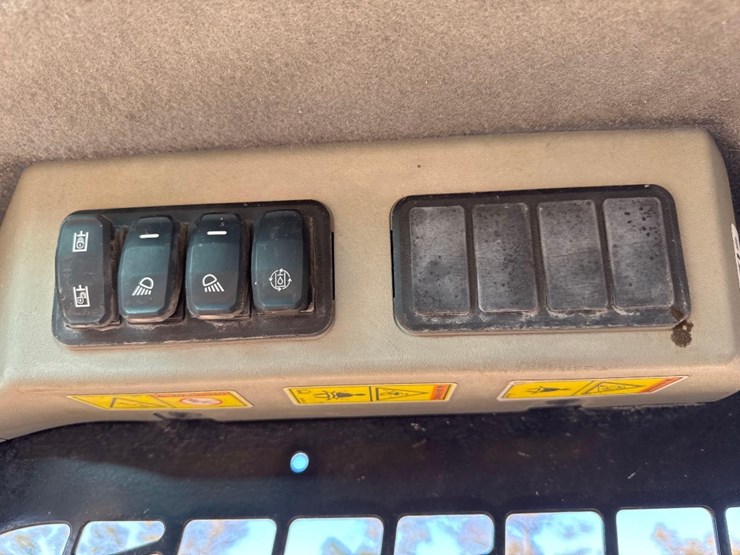 2023-caterpillar-259d3-image-30