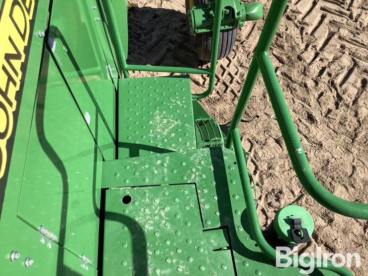 2021-john-deere-w235-image-16