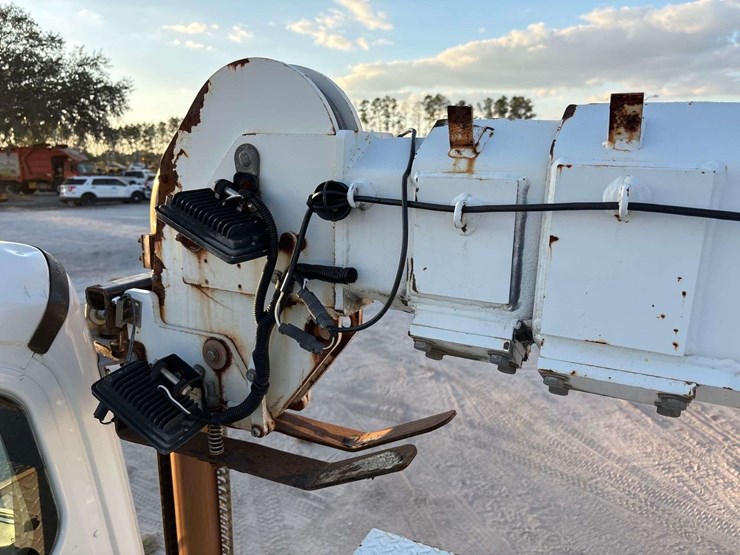 2013-freightliner-m2-106-image-13