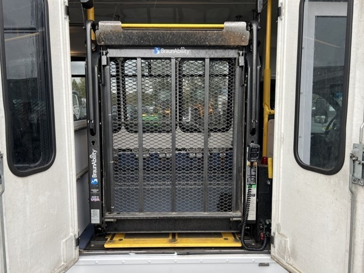 2015-chevrolet-express-paratransit-bus-image-18