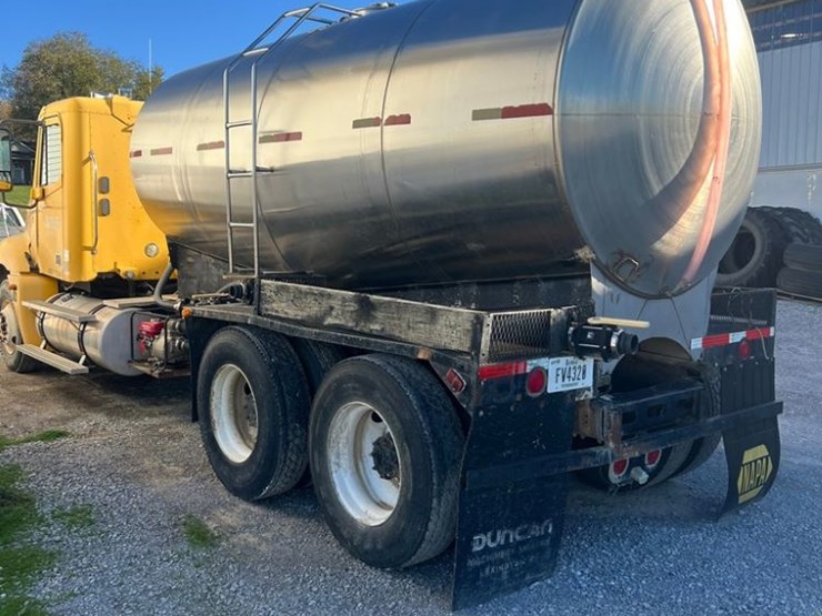 2005-freightliner-liquid-nurse-truck-(pz14146,-unit-27975)-image-3