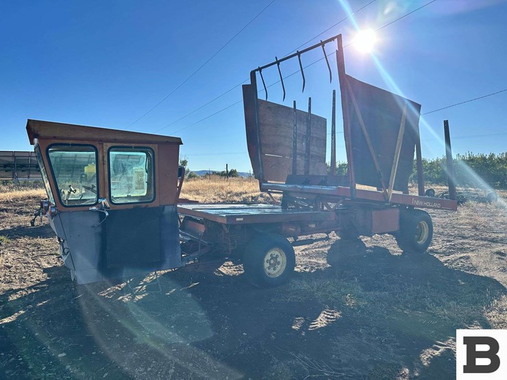 1972-new-holland-1048-image-3