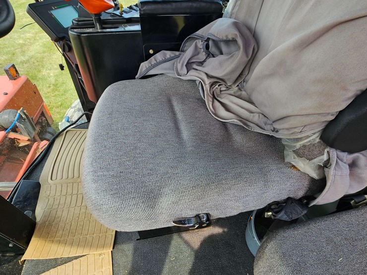 hesston-8550s-self-propelled-mower-conditioner-image-17