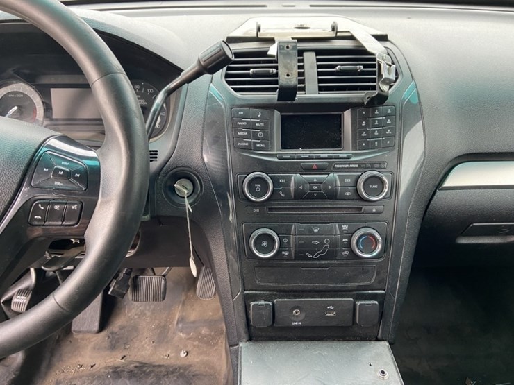 2017-ford-explorer-image-15