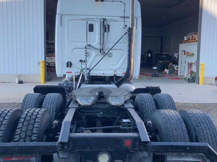 2013-freightliner-cascadia-image-7