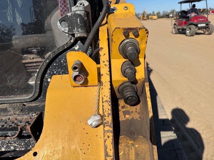 2018-caterpillar-259d-image-21