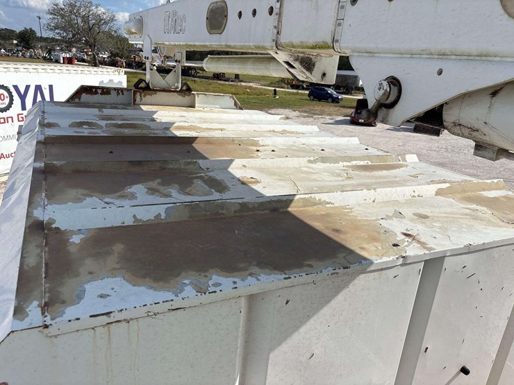 2012-freightliner-m2-106-image-29