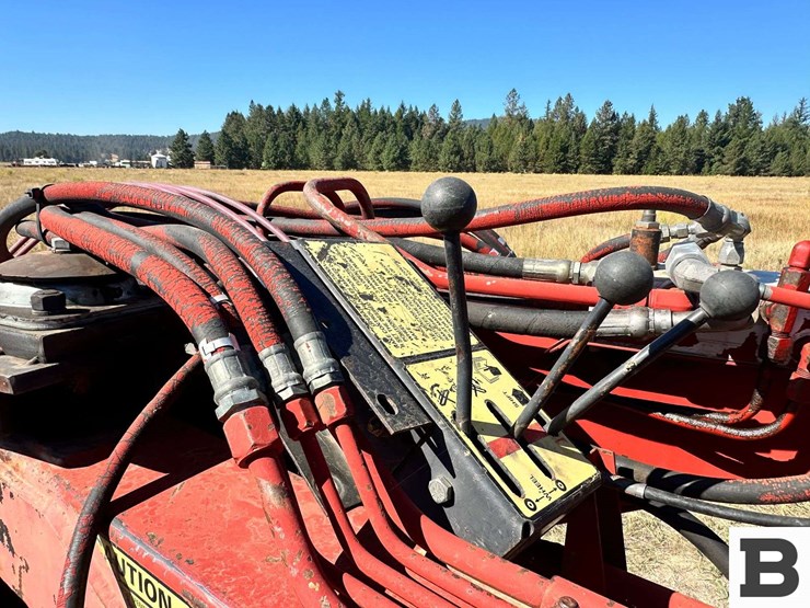 new-holland-216-image-12