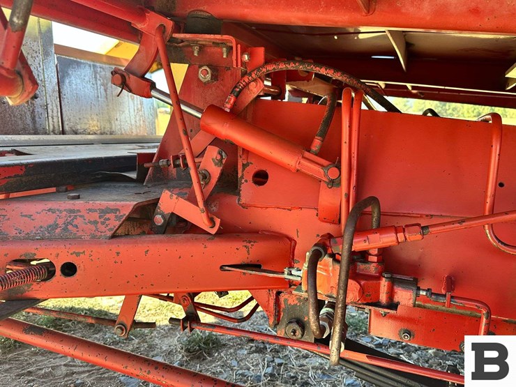 new-holland-1068-image-18