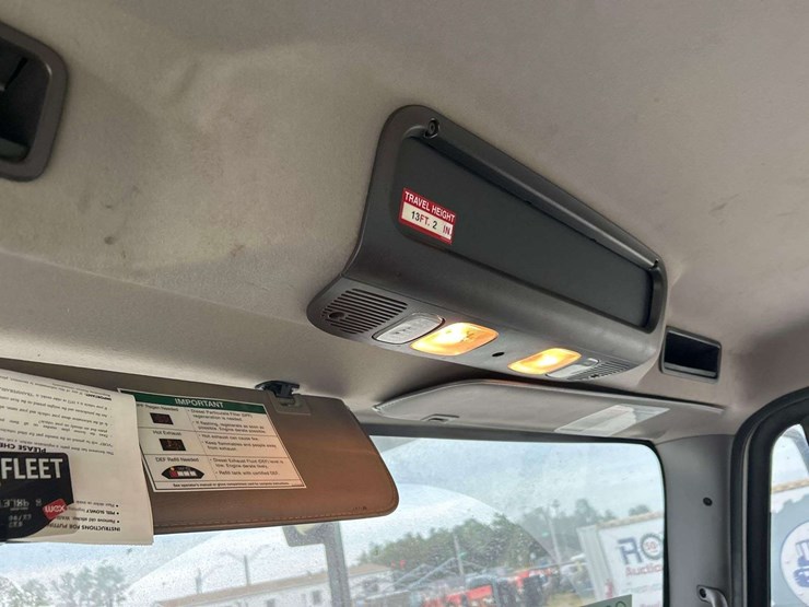 2015-freightliner-m2-106-image-16