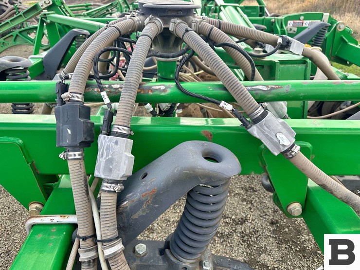 john-deere-1830-image-37